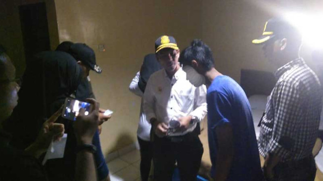 Sepuluh Pasangan Mesum "Digaruk" Pol PP dari Kamar Hotel