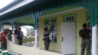 Satgas TMMD 103 Kodim 0419/Tanjab Bantu Warga Cat Masjid