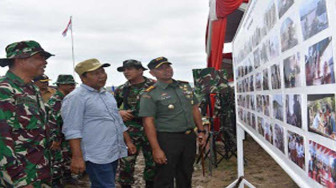 Saksikan Pameran Karya Peserta Lomba Photography TMMD 103, Danrem Angguk-Angguk Kepala