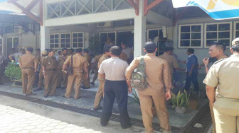 BREAKING NEWS. Forum Kades Tiga Kecamatan Serbu Kantor PLN Muarabulian