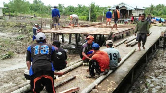 Warga Siapkan Panggung Malam Hiburan Bersama Satgas TMMD