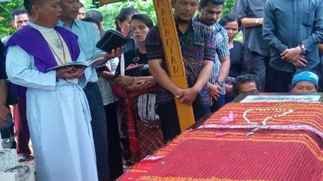Isak Tangis Iringi Pemakaman Korban Tragedi Lion Air JT-610