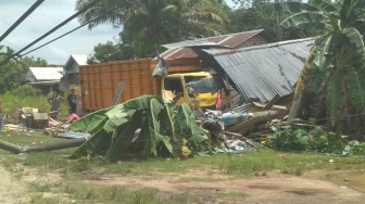 Truk Batubara Hantam Tiang Listrik dan Toko Buah