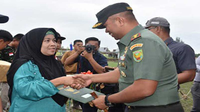 Danrem 042/Gapu Serahkan Berbagai Bantuan untuk Masyarakat Mendahara