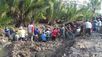 Satgas TMMD dan Warga Gotong-Royong Perbaiki Tanggul Jebol