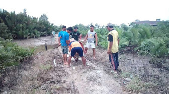 Masyarakat dan Satgas TMMD Perbaiki Jalan Setapak