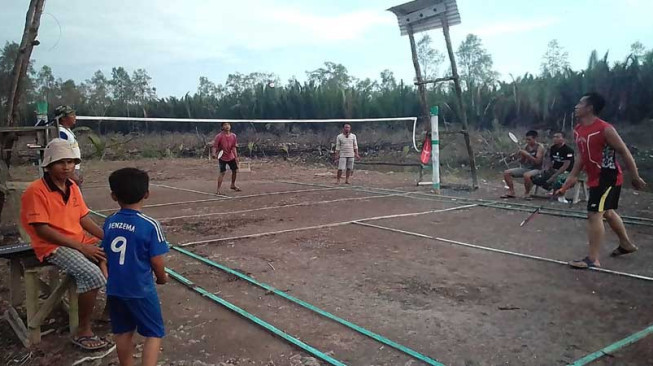 Warga dan Satgas TMMD Main Badminton di Lapangan Baru