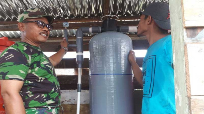 Satgas TMMD Pasang Alat Penjernih Air untuk Warga Sungai Ayam