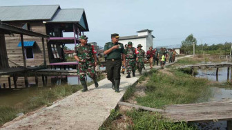 Perangkat Desa dan Warga Sungai Ayam Sambut Tim Wasev TMMD