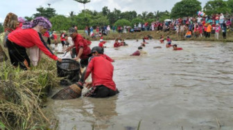 Meriahkan HUT Batanghari, Warga Bekarang Besamo