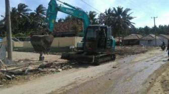 Prajurit Korem 043/Gatam Tak Kenal Lelah Bersihkan Puing Bangunan Tsunami