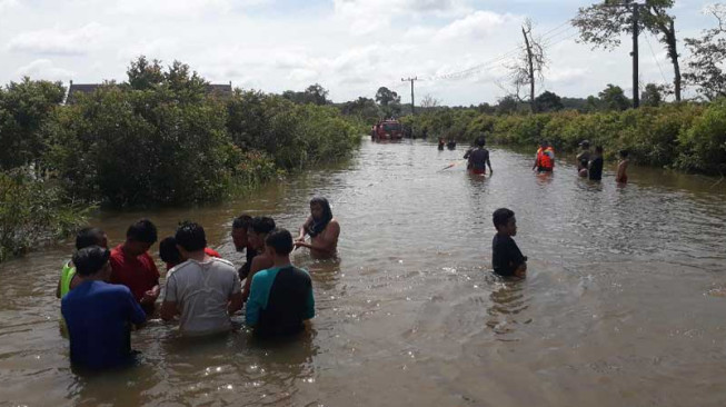 Tim Evakuasi Kesulitan Angkat Mobil Camat Jangkat Timur Didasar Sungai