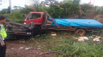 Mobil L300 Tabrak Mobil Pengangkut Kayu, Dua Orang Luka-Luka