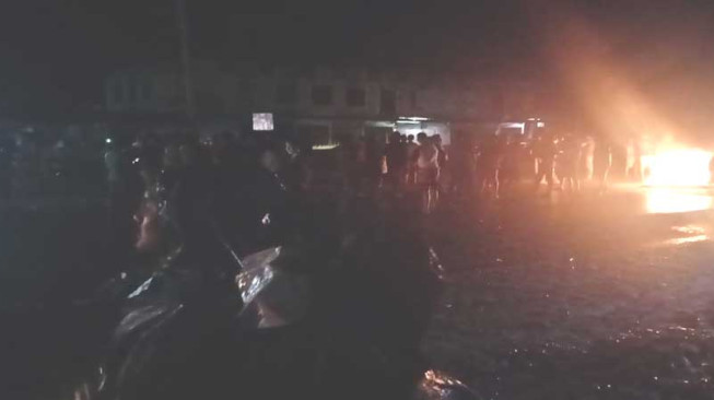 Massa : Sebelum Warga Kami Dilepaskan, Jalan Tetap Diblokir