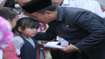 Saat Menyantuni Anak Yatim, Al Haris Teteskan Airmata