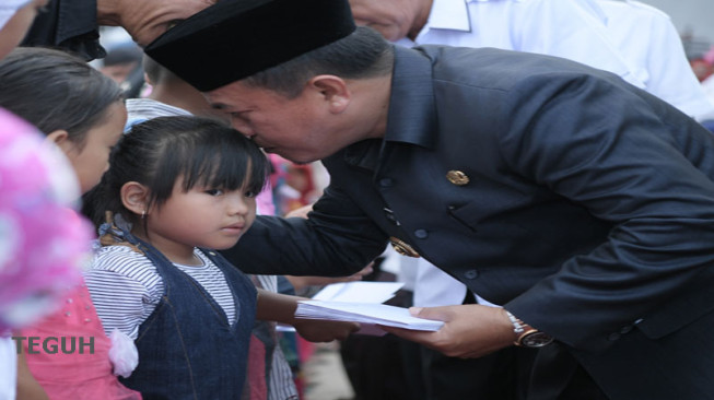 Saat Menyantuni Anak Yatim, Al Haris Teteskan Airmata