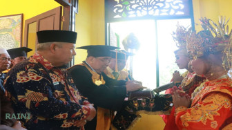 Bupati Safrial : Wisudawan Jangan Cepat Berpuas Diri