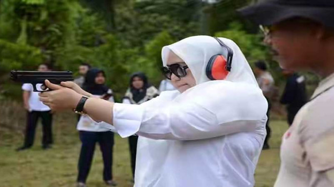 Bupati Masnah Ikut Latihan Menembak Bersama Personil Polres Muarojambi