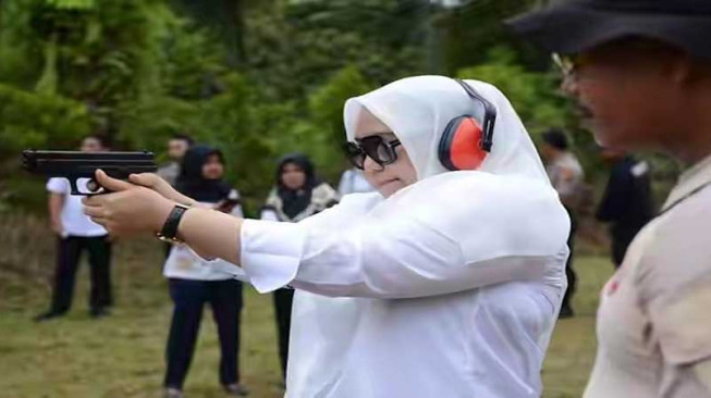 Bupati Masnah Ikut Latihan Menembak Bersama Personil Polres Muarojambi