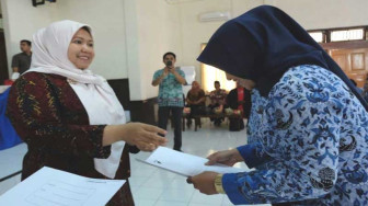 Masnah Serahkan 183 SK ASN Baru