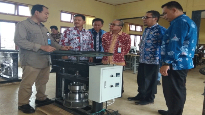 Tingkatkan Pendapatan, SKK Migas - PetroChina Latih Petani Gunakan Mesin Pres Pelepah Pinang