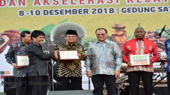 Fachrori Umar Dianugerahi Penghargaan Perkebunan