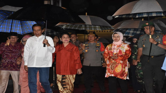 Tiba di Bandara Hujan Turun, Presiden Jokowi Pakai Payung Sendiri