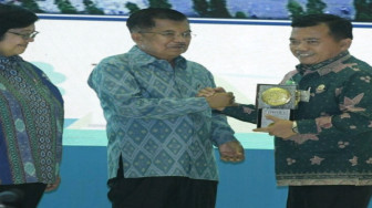 Al Haris Dianugerahi Jusuf Kalla Adipura ke-8
