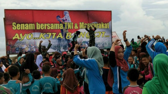 TNI Ajak Warga Korban Tsunami Lampung Selatan, Senam Bersama