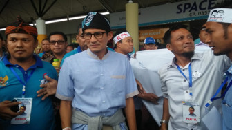 Tiba di Jambi, Sandiaga Dipakaikan Lacak