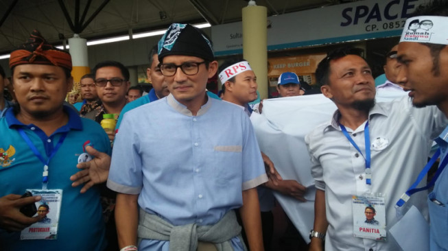 Tiba di Jambi, Sandiaga Dipakaikan Lacak