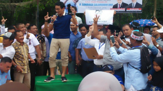 Pedagang Pasar Angsoduo Curhat ke Sandiaga Uno