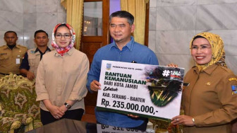 Wali Kota Jambi Serahkan Bantuan Tsunami Banten