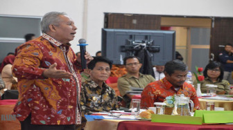 Safrial Jadi Pembicara Simposium Nasional, Paparkan Rehabilitasi Mangrove