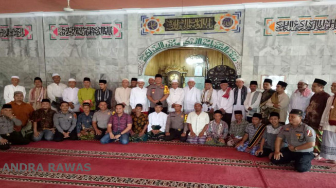 Kapolres Muaro Jambi Sholat Jumat di Masjid Jamiatul Arifin