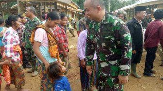 Danrem Cicipi Buah Tampoi Makanan Khas Warga SAD