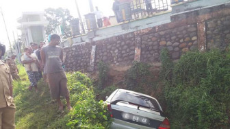 Ngantuk, Mobil Ini Tabrak Turap Masjid