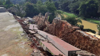 Warga Cemas Ambruknya Ruko Melebar ke Jalan Lintas