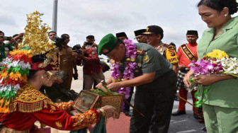 Kedatangan Danrem 042/Gapu Jambi, Disambut Tarian Sekapur Sirih