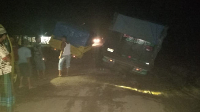 Kesal Jalan Hancur, Warga Sebut Pemerintah Pusat Tutup Mata