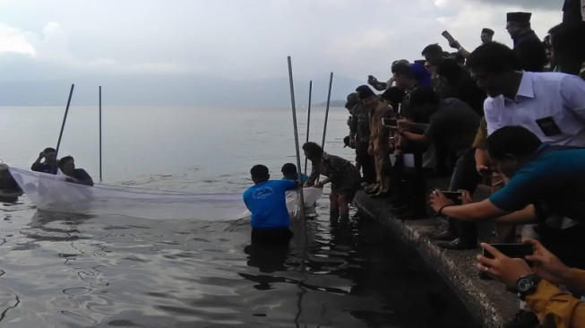 Menteri Susi Tebar Bibit Ikan ke Danau Kerinci