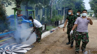 Langkah Preventif DBD, Yonif R 142/KJ Lakukan Fogging