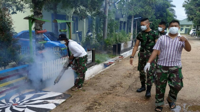 Langkah Preventif DBD, Yonif R 142/KJ Lakukan Fogging