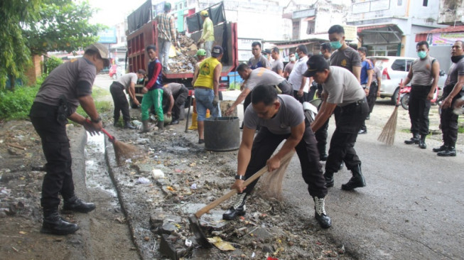 Peringati Hari Sampah, Polres Merangin Bersihkan Sampah di TPS