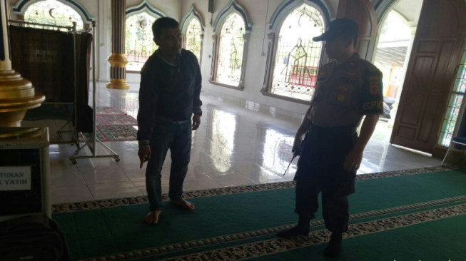 Dua Handphone Raib Saat Tertidur di Masjid