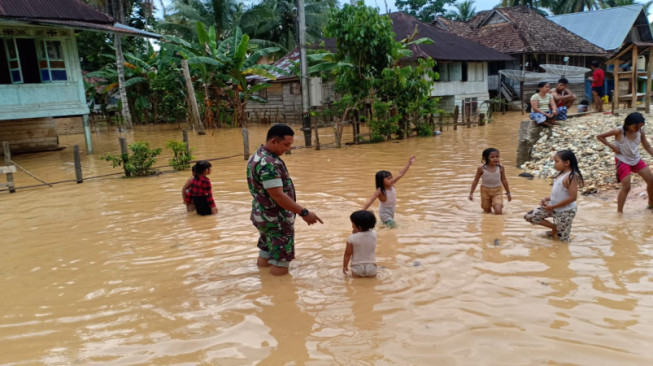 Desa Pulau Pandan Kebanjiran, Danramil Limun Himbau Warga Mengungsi