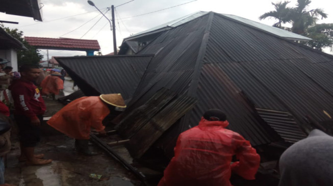 Satu Rumah Warga Rubuh Akibat Hujan dan Angin Kencang
