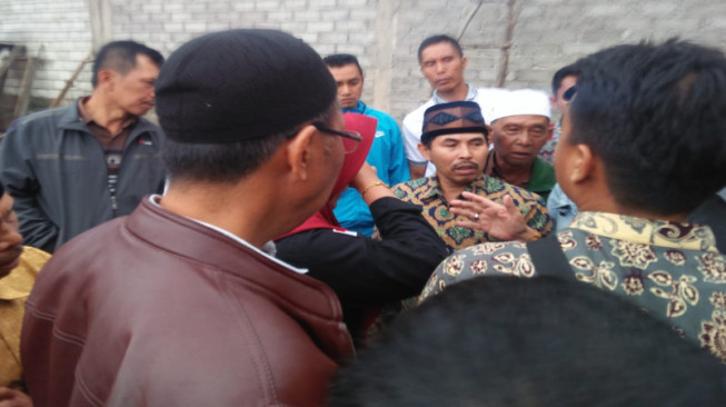 Keterlaluan, Diduga Ketahuan Bagi-Bagi Amplop, Oknum Kades Tampar Anggota Panwasdes
