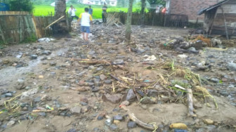 Banjir Bandang Genangi Jalan dan Robohkan Rumah