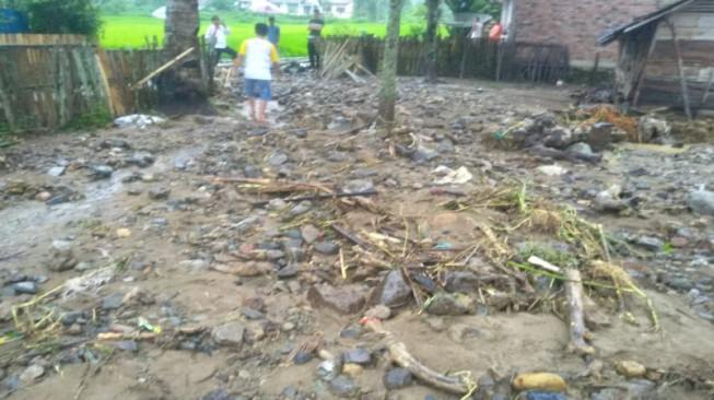 Banjir Bandang Genangi Jalan dan Robohkan Rumah